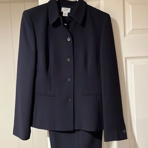 Women’s Ann Taylor suit size 8. Excellent condition.